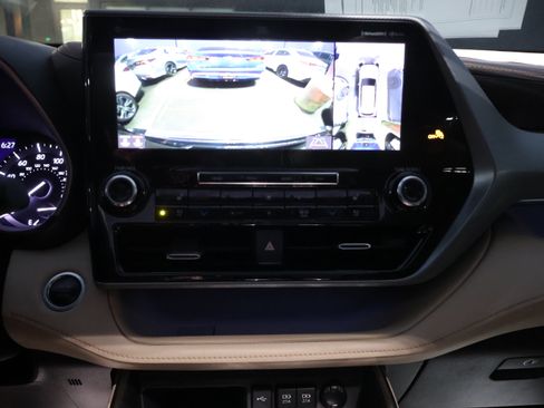 Used 2020 Toyota Highlander Platinum image 22