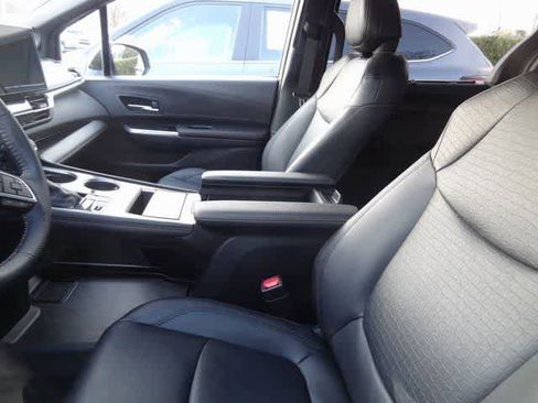 Used 2025 Toyota Sienna XLE Woodland Edition image 11