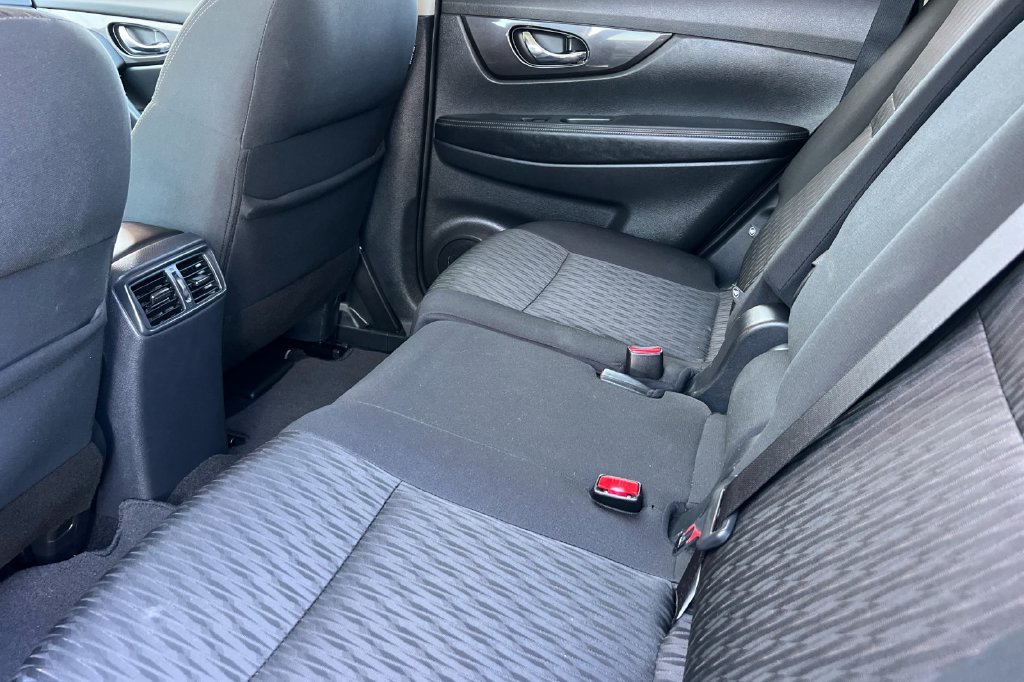 Used 2018 Nissan Rogue SV w/ Sun & Sound Touring Package FWD image 15