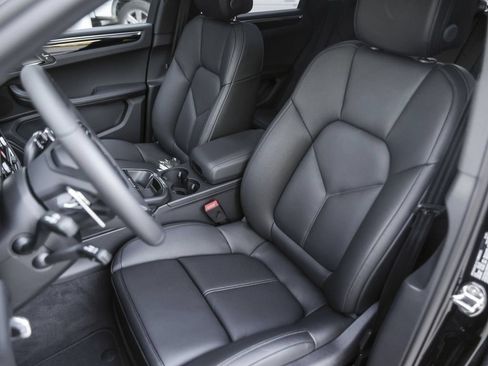 Certified 2026 Porsche Macan AWD/4WD image 5