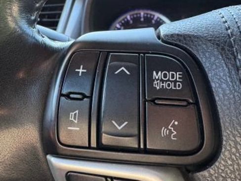 Used 2018 Toyota Highlander XLE AWD/4WD image 12