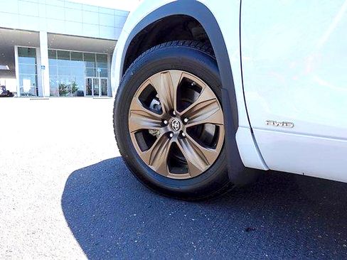 Used 2023 Toyota Highlander Bronze Edition AWD/4WD image 8
