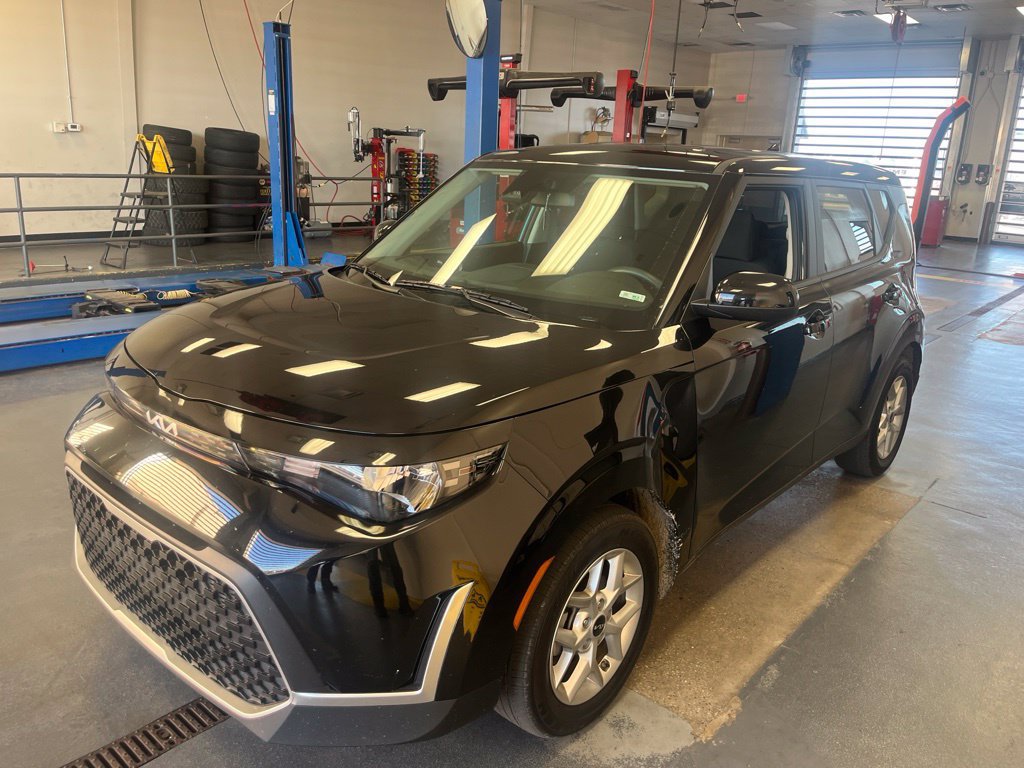 Used 2025 Kia Soul LX w/ LX Technology Package FWD image 2