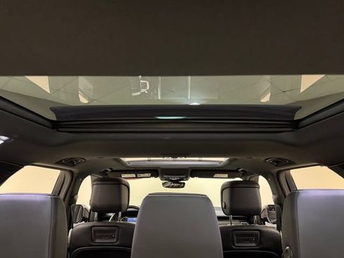 Used 2024 Land Rover Discovery Dynamic SE AWD/4WD image 23
