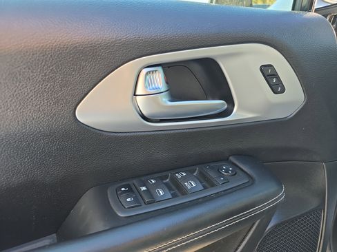 Used 2021 Chrysler Pacifica Touring-L w/ S Appearance Package image 18