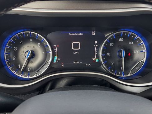 Used 2024 Chrysler Pacifica Touring-L image 16