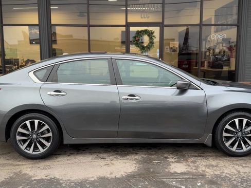 Used 2017 Nissan Altima 2.5 SV w/ Interior Lighting Package image 3