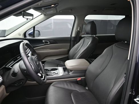 Used 2026 Kia Carnival FWD image 25