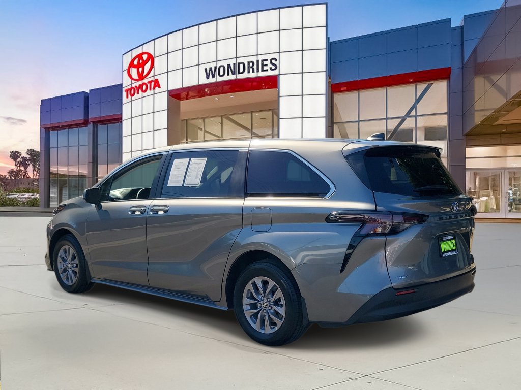 Used 2026 Toyota Sienna LE FWD image 4