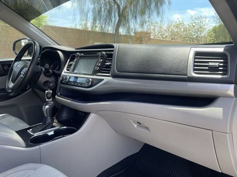 Used 2019 Toyota Highlander Plus FWD image 26