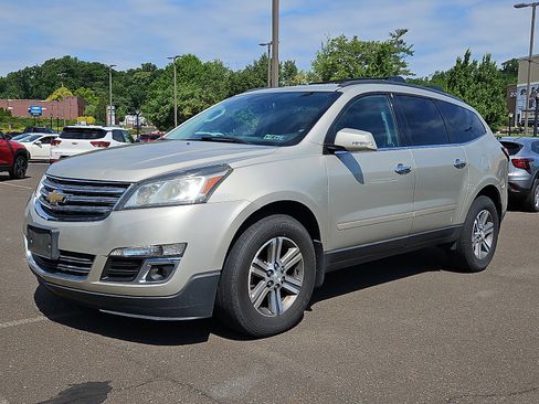 Used 2017 Chevrolet Traverse LT FWD image 3