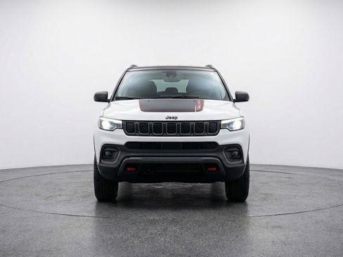 Used 2025 Jeep Compass Trailhawk w/ Trailer Tow Group AWD/4WD image 2