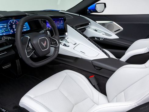 Used 2024 Chevrolet Corvette Stingray Preferred Conv w/ Z51 Performance Package RWD image 21