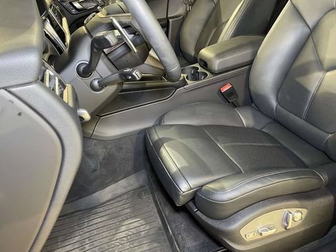 Certified 2026 Porsche Macan AWD/4WD image 5
