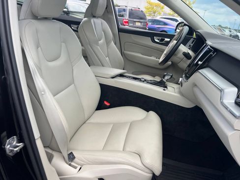 Used 2019 Volvo XC60 T5 Momentum w/ Premium Package FWD image 32