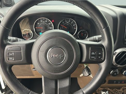 Used 2013 Jeep Wrangler Unlimited Sahara AWD/4WD image 17