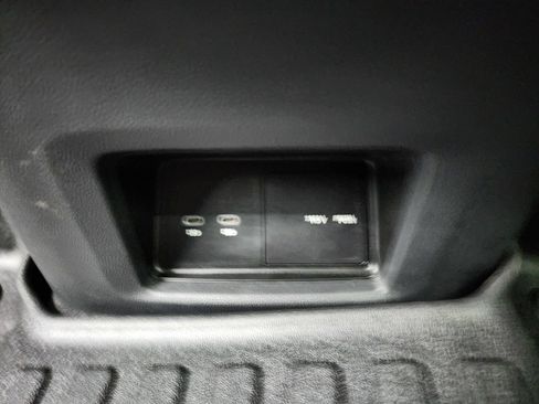 Used 2025 Volkswagen Atlas SE image 40