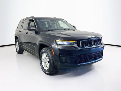 Used 2023 Jeep Grand Cherokee Laredo AWD/4WD image 3