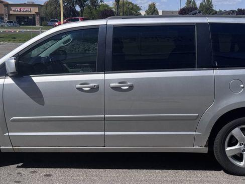 Used 2011 Volkswagen Routan SEL FWD image 5