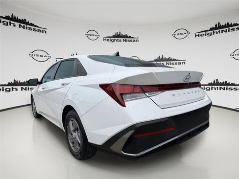 Used 2025 Hyundai Elantra SE FWD image 3