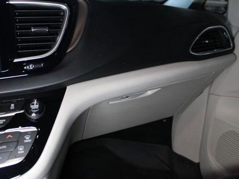 Used 2018 Chrysler Pacifica Touring-L Plus w/ Tire & Wheel Group FWD image 22