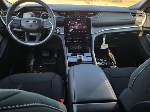 New 2025 Jeep Grand Cherokee Laredo image 16