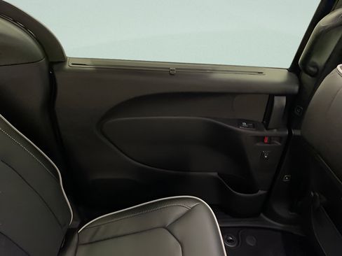 Used 2027 Chrysler Pacifica Limited FWD image 20