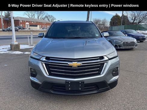 Used 2023 Chevrolet Traverse LT image 2
