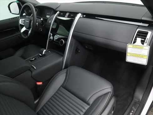 New 2025 Land Rover Discovery S image 19