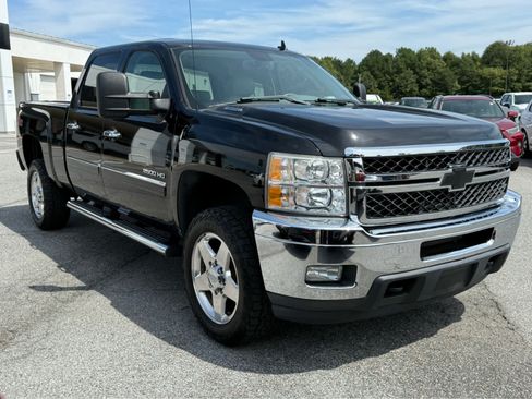 Used 2014 Chevrolet Silverado 2500 LT w/ Custom Sport Truck Package AWD/4WD image 3