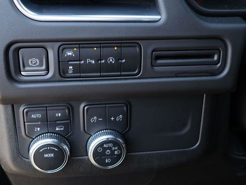 Used 2023 GMC Yukon SLE image 12