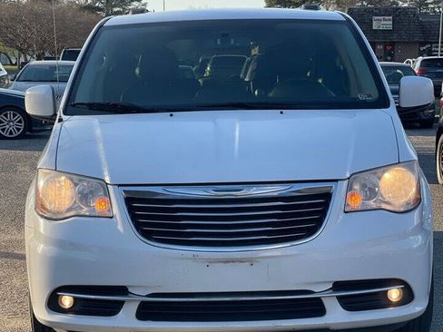 Used 2014 Chrysler Town & Country Touring image 7