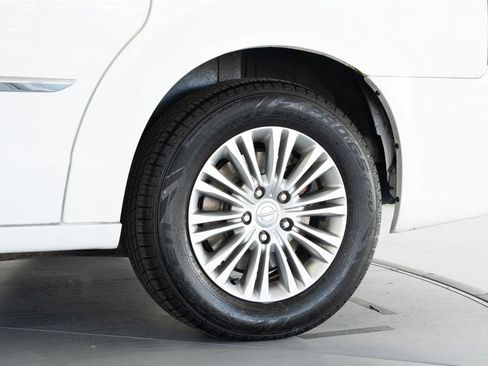 Used 2015 Chrysler Town & Country Touring-L image 5