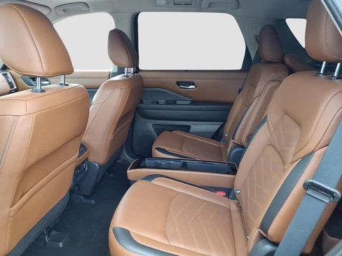 Used 2024 Nissan Pathfinder Platinum AWD/4WD image 16