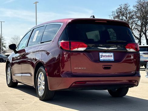 Used 2023 Chrysler Voyager LX image 6