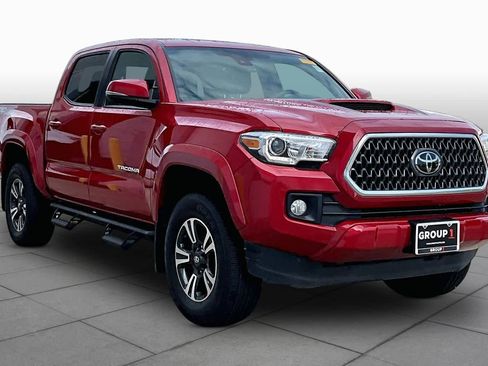 Used 2018 Toyota Tacoma TRD Sport AWD/4WD image 3