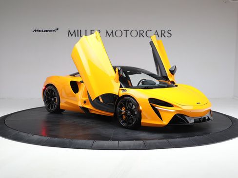 Used 2024 McLaren Artura RWD image 22