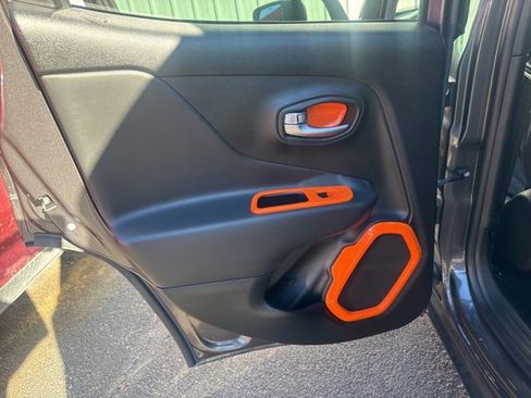 Used 2018 Jeep Renegade Altitude w/ UConnect 8.4 Nav Group image 10