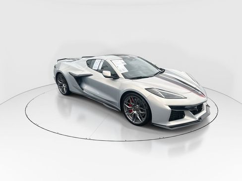 Used 2024 Chevrolet Corvette Z06 w/ Chrome Exterior Badge Package RWD image 2