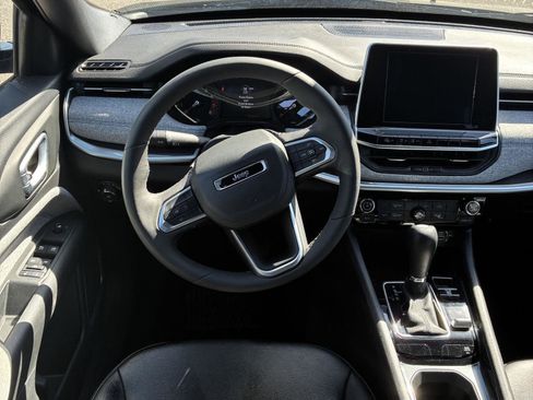 Used 2025 Jeep Compass Latitude image 12