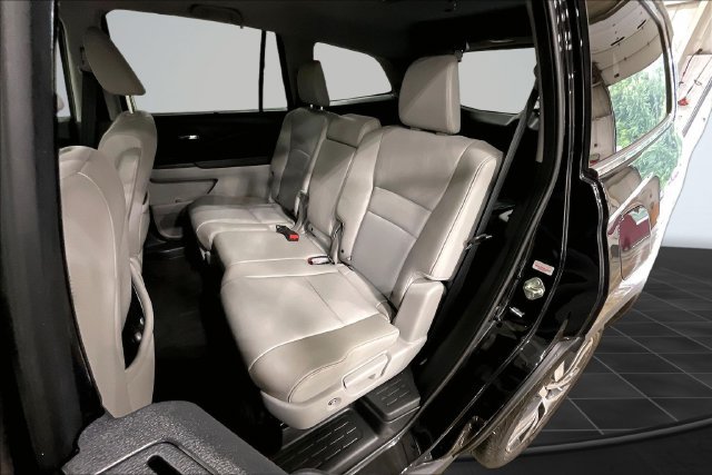 Used 2017 Honda Pilot Touring image 28