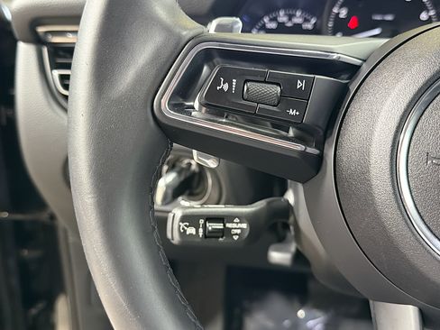 Used 2025 Porsche Macan image 37