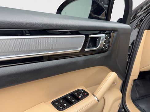 Used 2023 Porsche Cayenne Platinum Edition image 57
