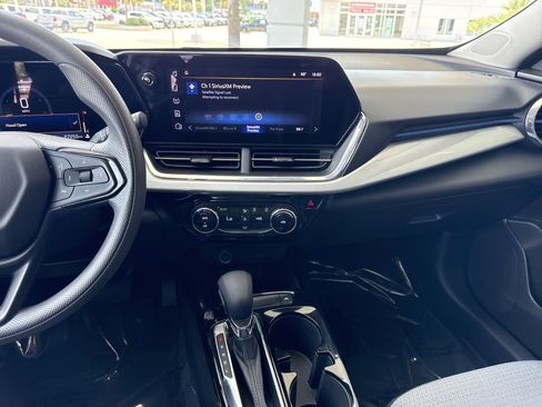 Used 2025 Chevrolet Trax LT FWD image 27