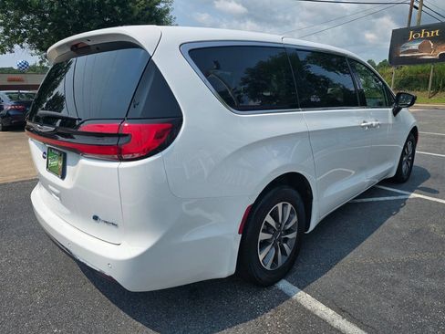 Used 2024 Chrysler Pacifica Limited FWD image 6