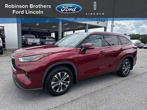 Used 2022 Toyota Highlander XLE FWD image 1
