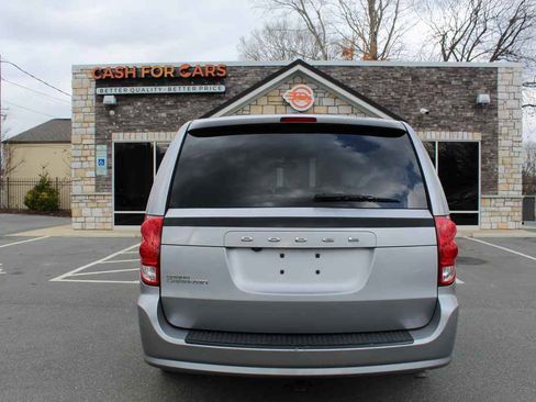 Used 2017 Dodge Grand Caravan SXT w/ Driver Convenience Group image 6