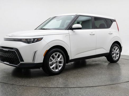 Used 2025 Kia Soul LX w/ LX Technology Package FWD image 3