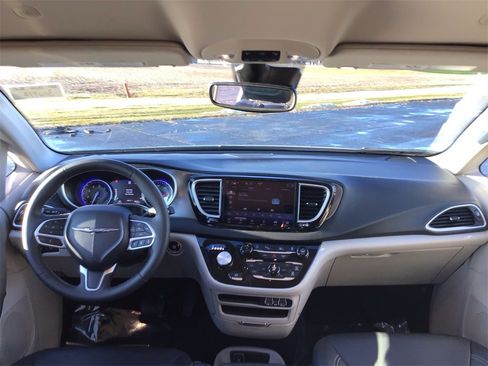 Used 2024 Chrysler Pacifica Touring-L image 22