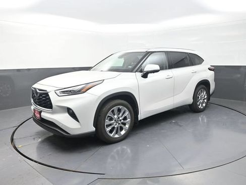 Certified 2025 Toyota Highlander Limited AWD/4WD image 3